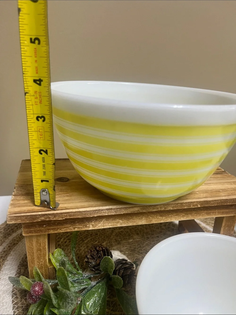 Pyrex 2 pc Yellow Stripe nesting bowls 1.5 pt & 1.5 qt in good condition